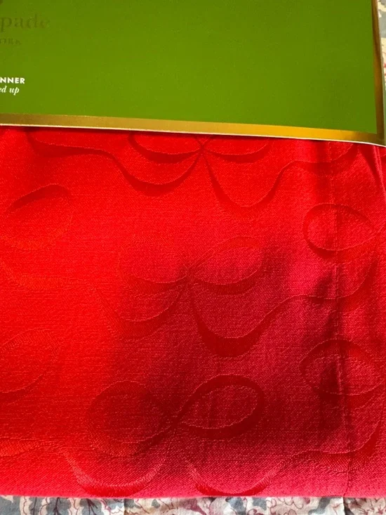 NWT/kate spade 'All Wrapped Up' Red Jacquard Bow Table Runner/15"x90" - Picture 3 of 8